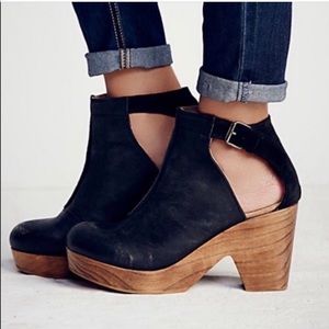 SOLD* LIKE NEW BLACK FREE PEOPLE ORCHARD CLOG
